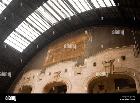 Milan Central Railway Station Interior Photograph Stock Photo - Alamy