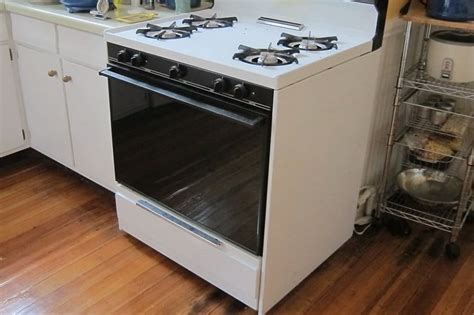 How to Preheat Oven - Electric and Gas - HowChimp