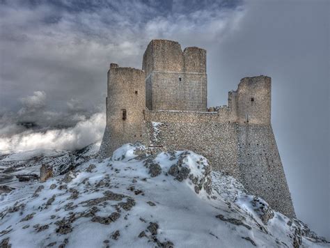 The castle of Rocca Calascio (Lady Hawk) - L'Aquila / Italy | Castle, Travel images, Winter day