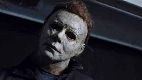 Halloween Movie Behind The Scenes Photo Reveals Michael Myers Unmasked