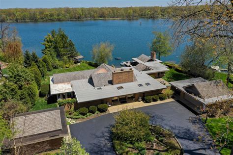 GONE: Sprawling, Lakefront Modern Home in Libertyville – Modern Illinois