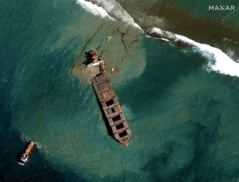 Mauritius oil spill: Satellite images show removal operation - BBC News