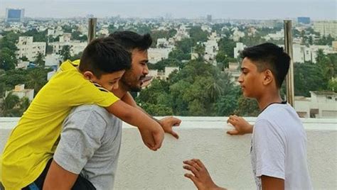 Dhanush’s adorable picture with sons Linga and Yatra goes viral, see ...