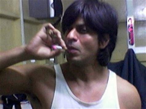 Shah Rukh Khan to Quit Smoking Again ??? - extraMirchi.com