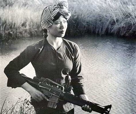 The story behind iconic Female Viet Cong Guerrilla photograph, 1972 ...