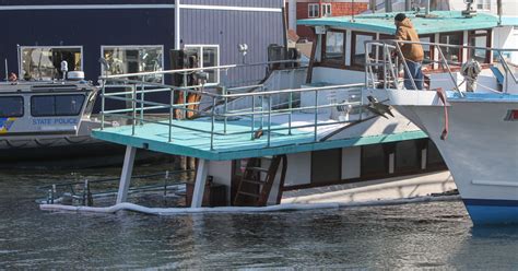 Boat sinks near Manasquan Inlet