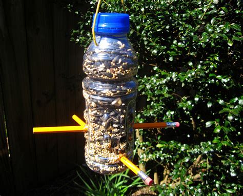 10 easy-to-make and recycled bird feeders | LifeGate