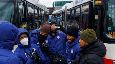 Chicago Warms New Migrants in Idling Buses as the Weather Turns Nasty ...