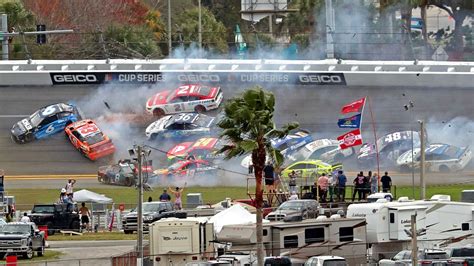 2021 Daytona 500 Sees First Huge Wreck After Just 13 Laps - NESN.com