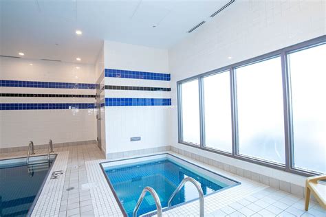 Sandman Signature Calgary Airport Hotel Pool Pictures & Reviews ...