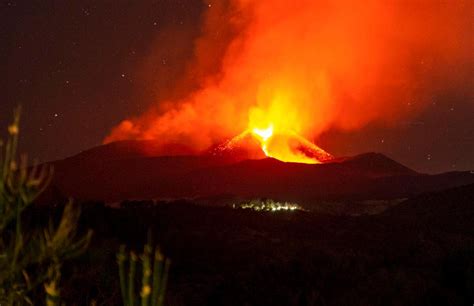 Eruzione dell'Etna in Italia - un vulcano erutta una colonna eruttiva ...