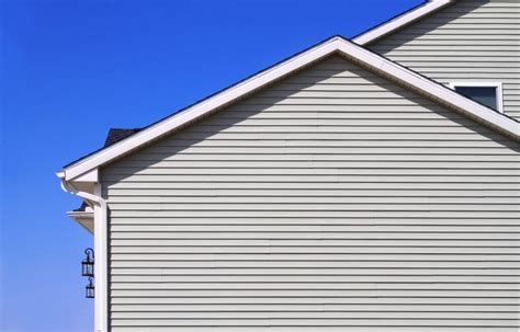 Wood vs Vinyl Siding: A Side by Side Comparison (Pros & Cons)