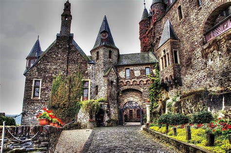 10 Of The Oldest Castles In Europe You Can Actually Visit - WorldAtlas