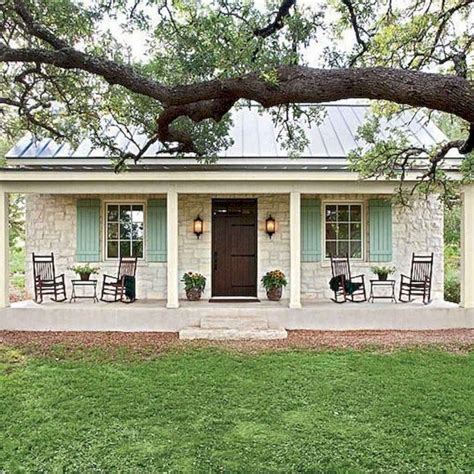 Nice 60 Rustic Farmhouse Front Porch Decorating Ideas https://domakeover.com/60-rustic-farmhouse ...