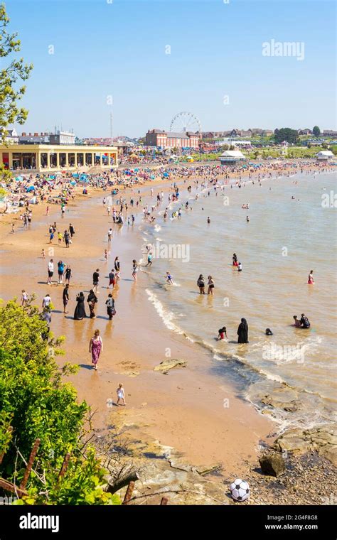 Barry island busy beach hi-res stock photography and images - Alamy