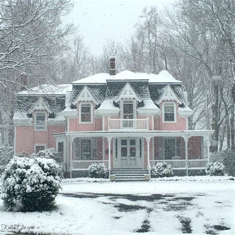 How to Make Your Home's Exterior Pretty in the Winter | L'Essenziale