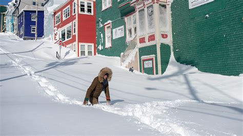 Photos show staggering snow pile-up in Canada after a weekend blizzard ...