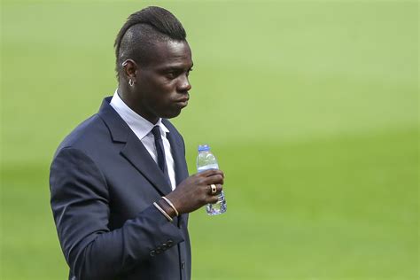 Balotelli's Azzurri exclusion divides fans - Football Italia