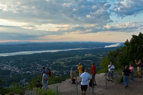 These Hudson Valley Hiking Trails Are Perfect for Beginners