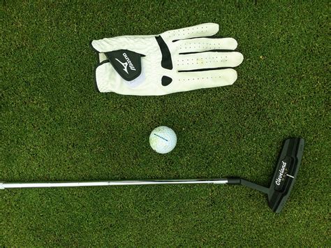 The 5 Best Golf Gloves for Sweaty Hands in Hot & Humid Weather