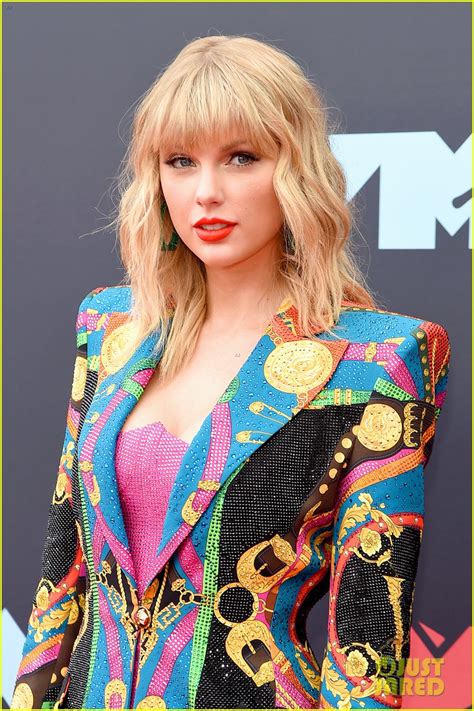 Taylor Swift Will Perform TWO Songs at VMAs 2019, Walks Carpet in ...