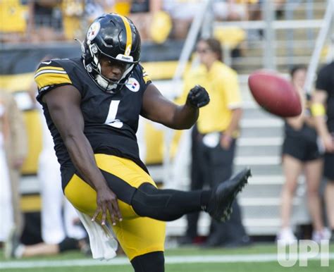 Photo: Steelers Punter Pressley Harvin III Kicks in Pittsburgh ...