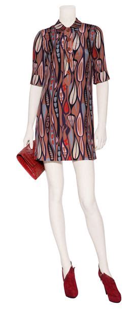 Vestido de seda estampada en colores nougat/rojo by Missoni. Clutch de piel de cocodrilo en ...