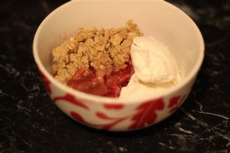 The Vegan Apprentice: Rhubarb and Apple Crumble