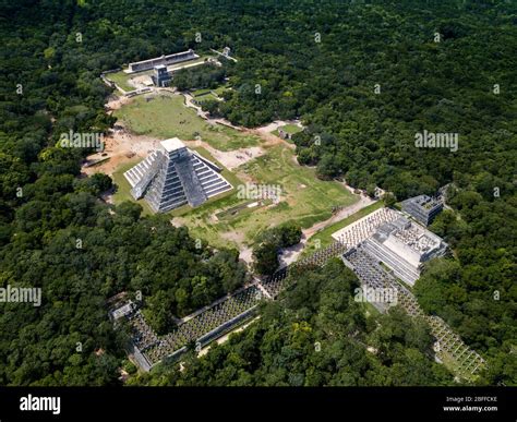 Vista aérea del Ruin Maya de Chichén Itzá Sitio Arqueológico Península de Yucatán, Quintana Roo ...