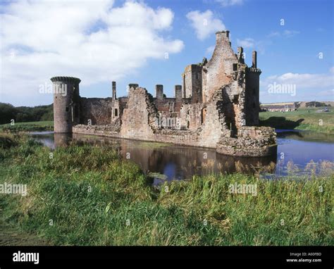 dh Caerlaverock Castle CAERLAVEROCK DUMFRIES Triangle castle moat ...