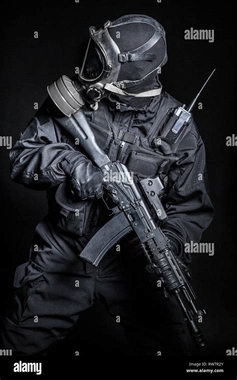 Russian special forces operator in black uniform and gas mask Stock Photo - Alamy