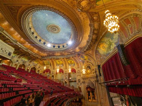 The Chicago Theatre – Go Chicago