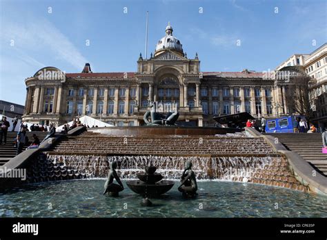 Council House and fountain in Victoria Square Birmingham city centre ...