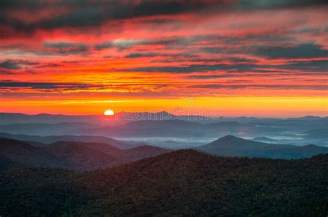 Sonnenaufgang in Den Bergen Stockfoto - Bild von abenteuer, exotisch ...