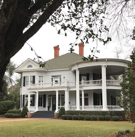 Grand old house Old Southern Homes, Southern Porches, Old Houses, Farm Houses, Retro Homes, My ...