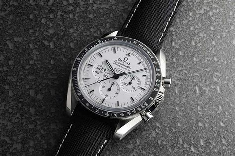 Available in the shop: The Omega Speedmaster Apollo 13 Silver Snoopy ...