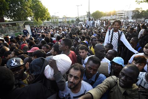 Paris clears out thousands of people from makeshift migrant camp | Middle East Eye