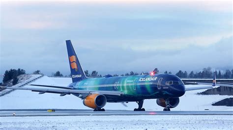 Icelandair TF-FIU Boeing 757-256(WL) Hekla Aurora at OSL - YouTube