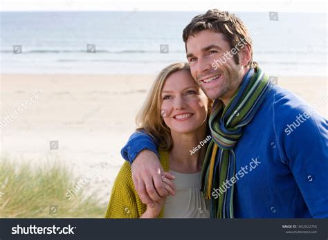 45,760 Couple holding arm Images, Stock Photos & Vectors | Shutterstock