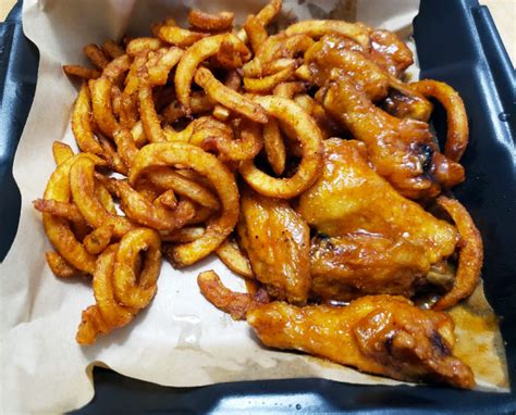 It's Just Wings review | EatDrinkMadison.com