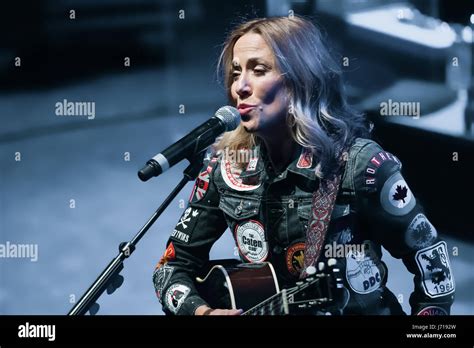 Sheryl Crow Live in Concert Stock Photo - Alamy