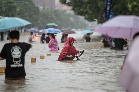 Chinese floods trapped train passengers for nearly 50 hours - Story ...