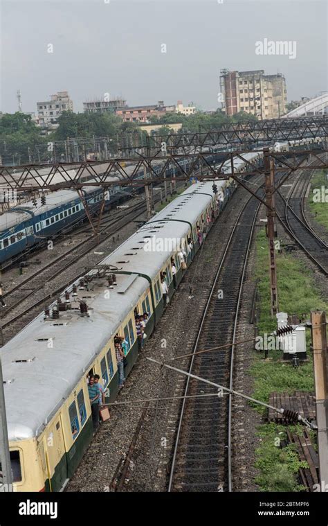 Howrah junction railway station hi-res stock photography and images - Alamy