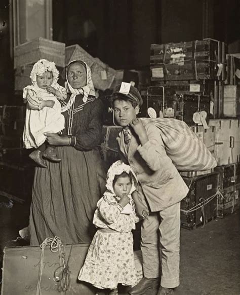 Historic Vids on Twitter: "Early 1900s: Ellis Island Immigrants ...