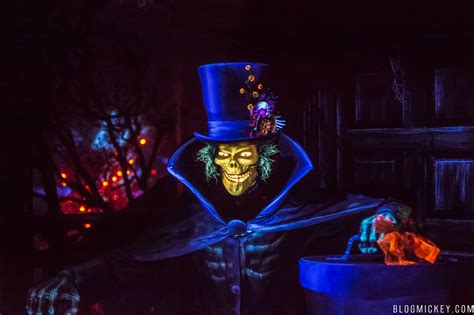 A Festive Hatbox Ghost : Disneyland