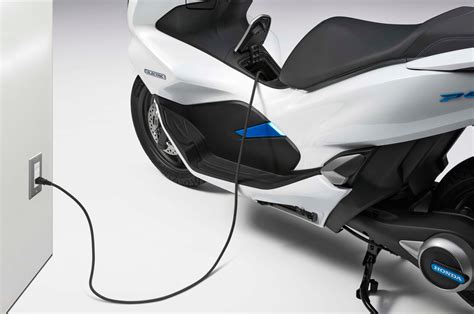 Honda Debuts Hybrid and Electric Scooters for 2018 - Asphalt & Rubber