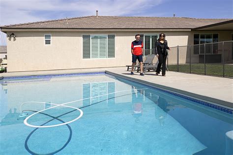 Las Vegas water district OKs proposal for pool-size limits - Las Vegas Sun News