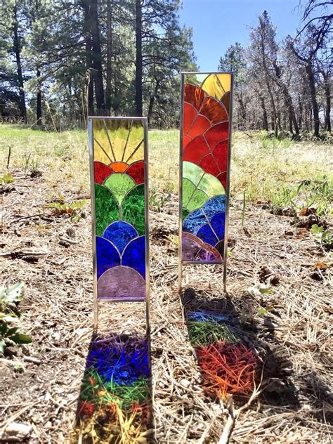 Deux enjeux de jardin en verre taché darc-en-ciel | Etsy | L'art du vitrail, Jardin de verre ...