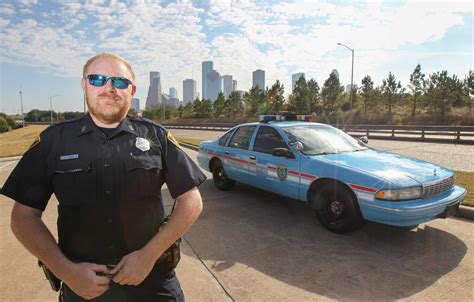 Houston police ‘car guy’ fixing up vintage cruisers