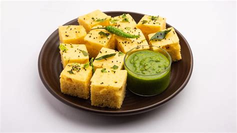 Treat Yourself With Homemade Dhokla, Follow This Easy Recipe | HerZindagi